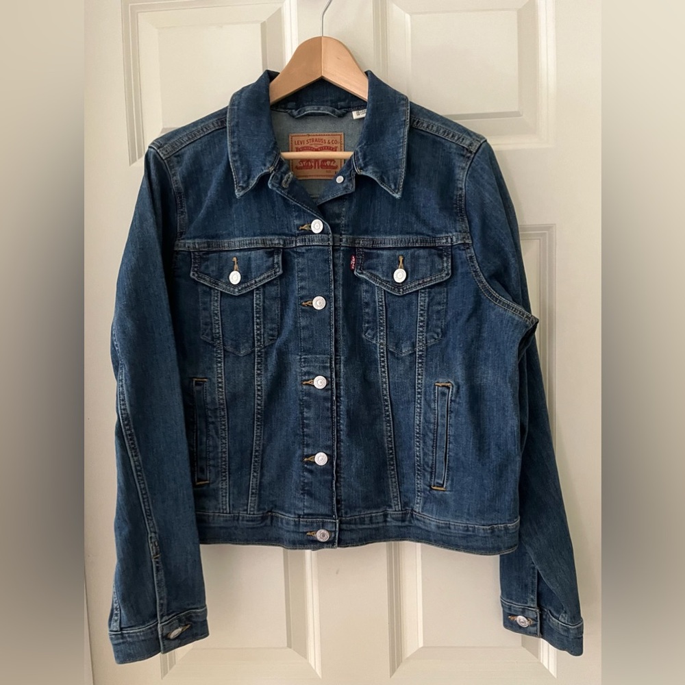 Women’s Levi's dark wash trucker jean  jacket, XL Classic timeless